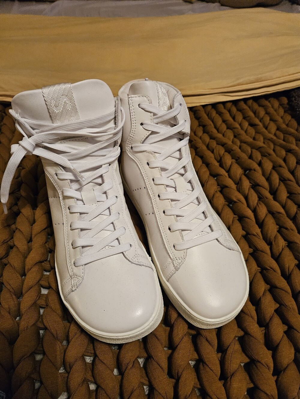 Groundies Womens Wide Toe, Barefoot White Leather High Top Size 7.5/38 Brand New